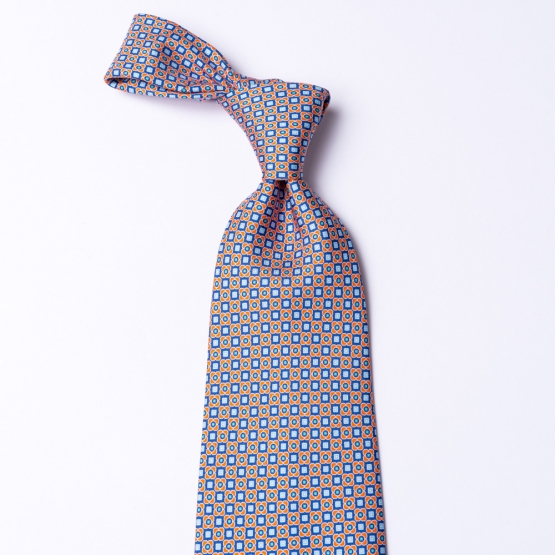 Krawatte aus Seide  mit orange/blauem Blumenmuster.