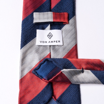 Gestreifte Krawatte in  weiß - rot - blau